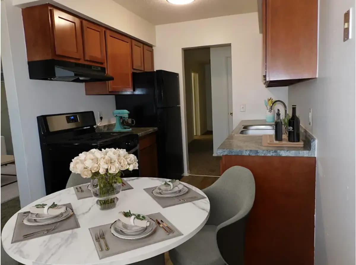 West Broadway Apartments - Apartment - 2