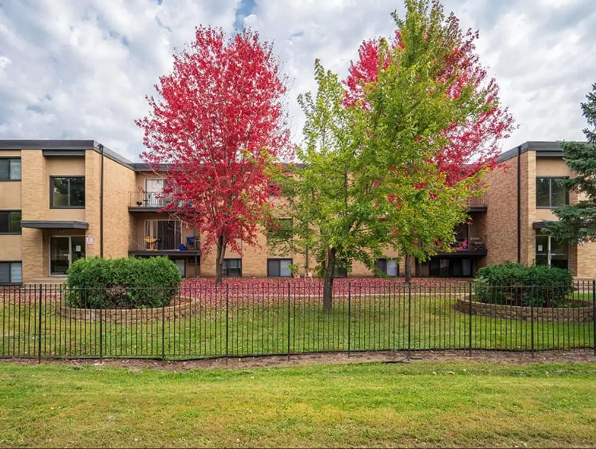 West Broadway Apartments - Apartment - 15