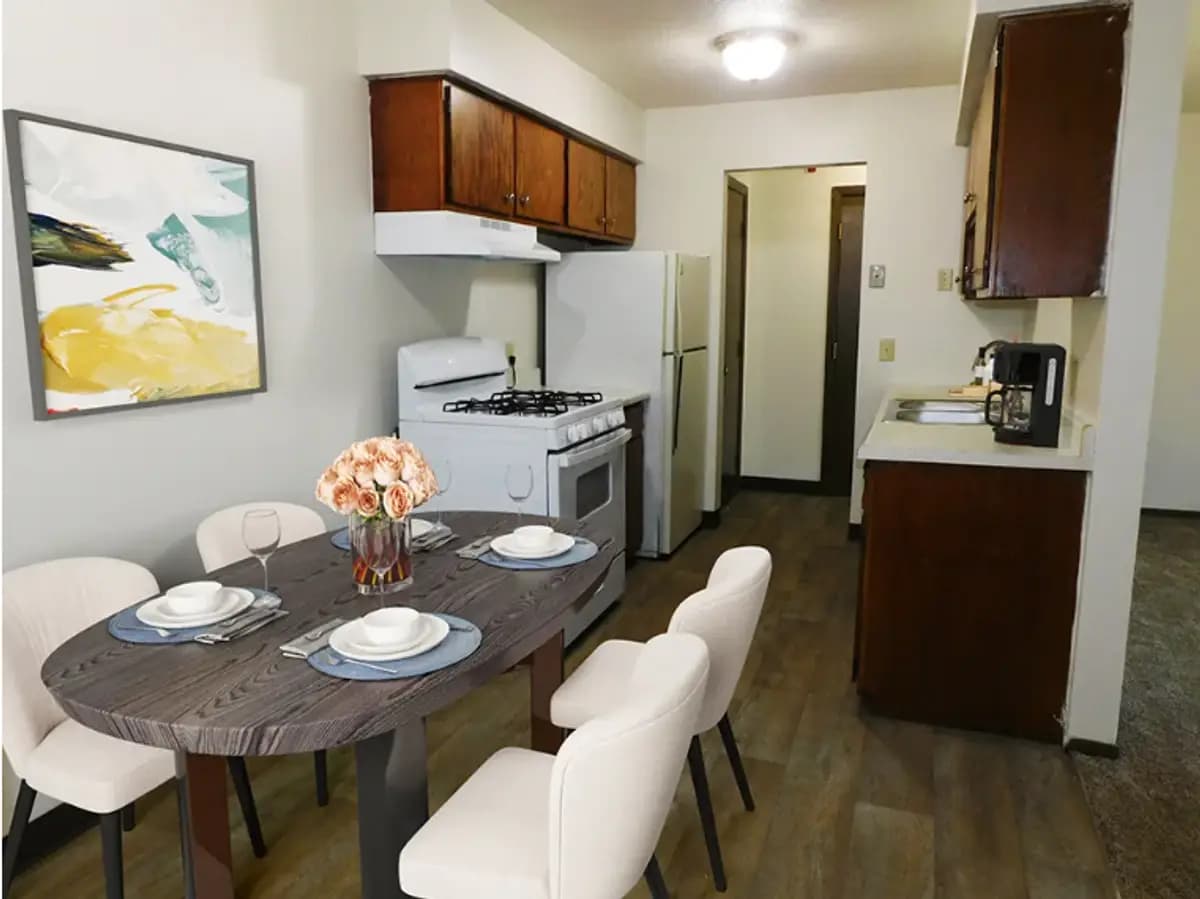 West Broadway Apartments - Apartment - 3