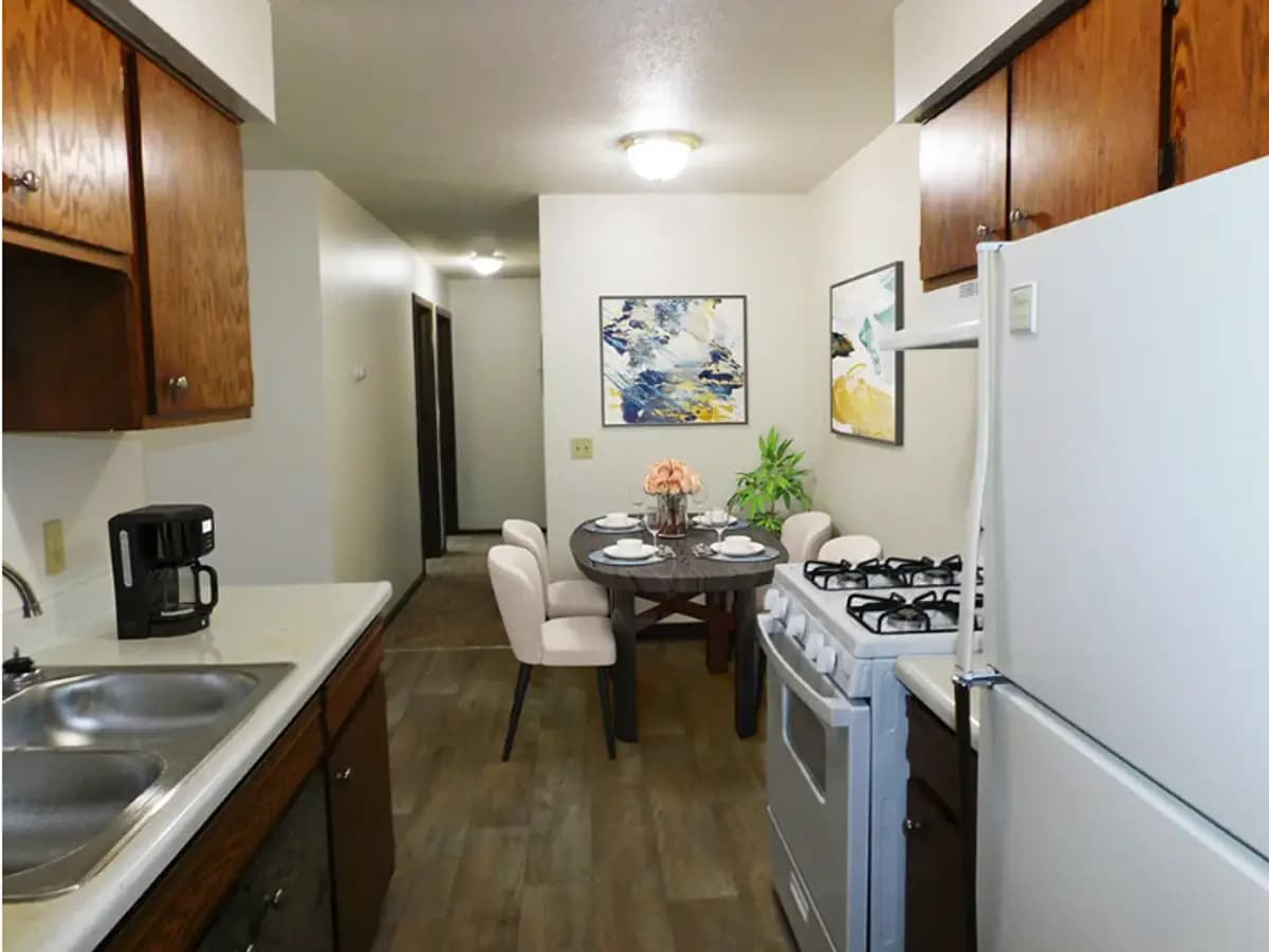 West Broadway Apartments - Apartment - 4