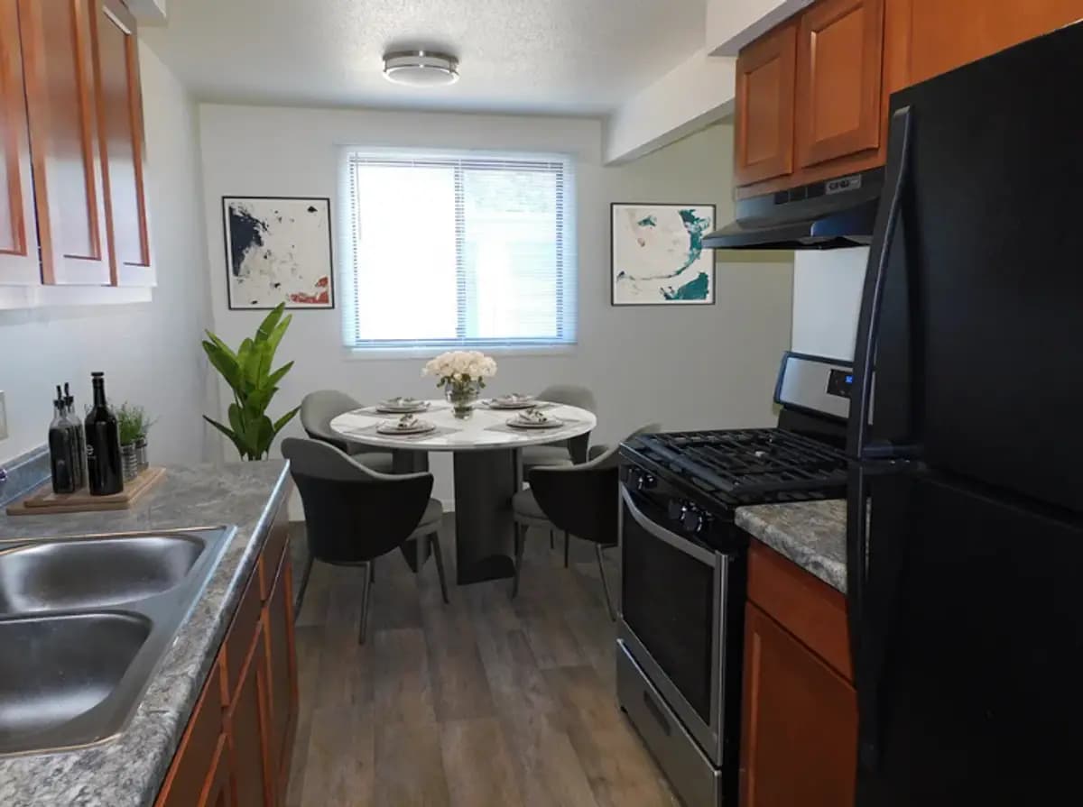 West Broadway Apartments - Apartment - 5