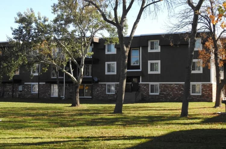 Brooklyn Park apartments for rent - image - imgi_156_Moonraker Apartments in Brooklyn Park MN_exterior_11.jpg