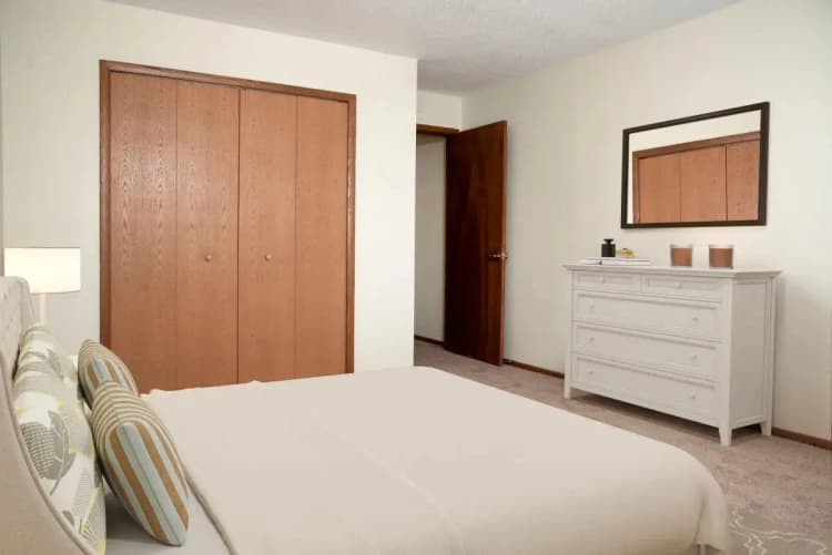Brooklyn Park apartments for rent - image - imgi_231_point of america_brooklyn park_mn_remodeled1br_bedroom1.jpg